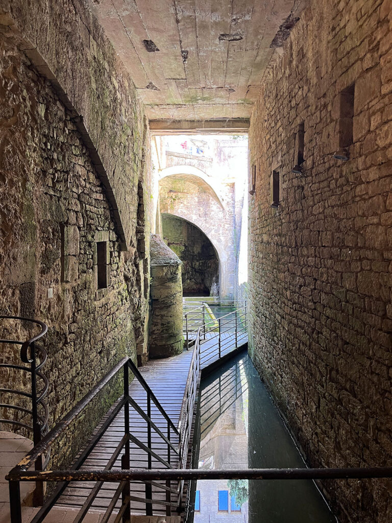 Unterirdische Passage zum "Le grand Fontaine"