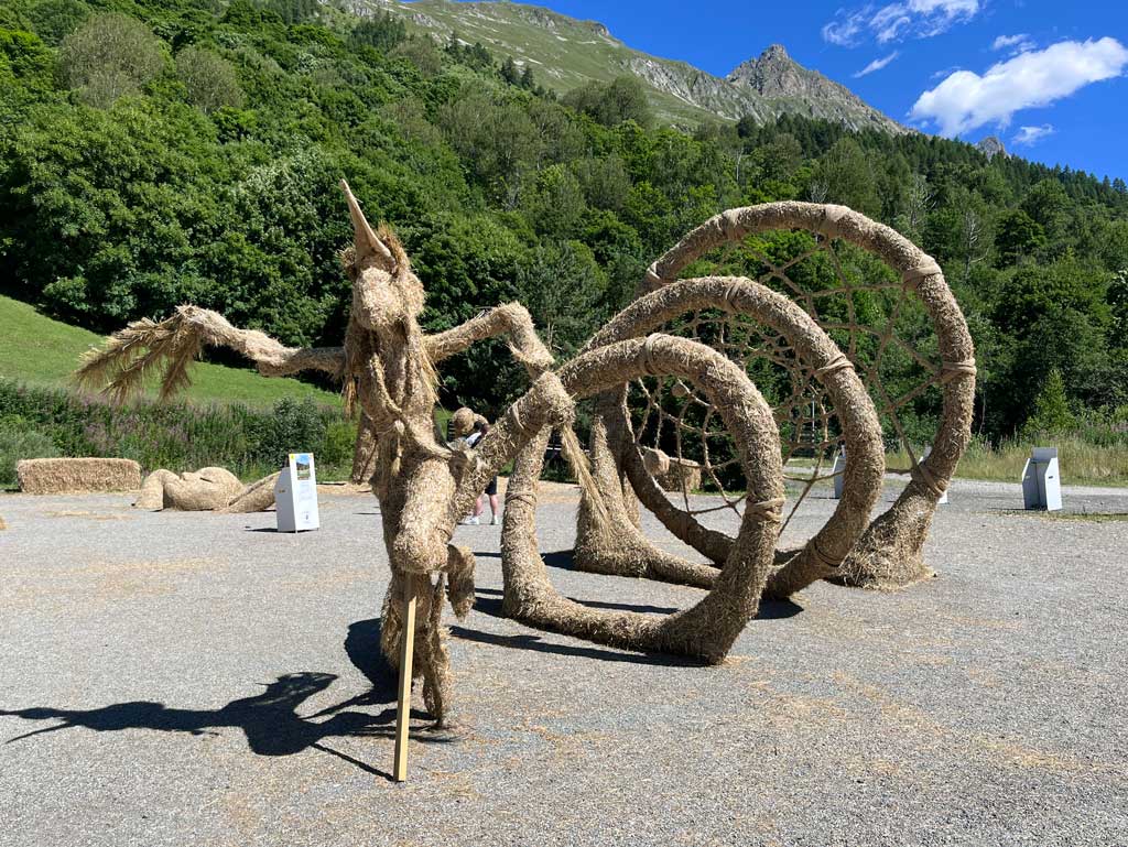 Strohfigurenausstellung in Valloire